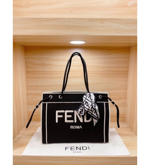 Fendi 로마 자수 캔버스 쇼퍼백 (국내배송)