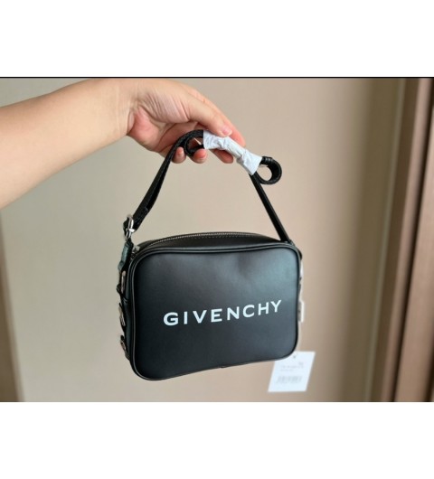 지방시 [ GIVENCHY ] 에센셜 카메라백 (국내배송)