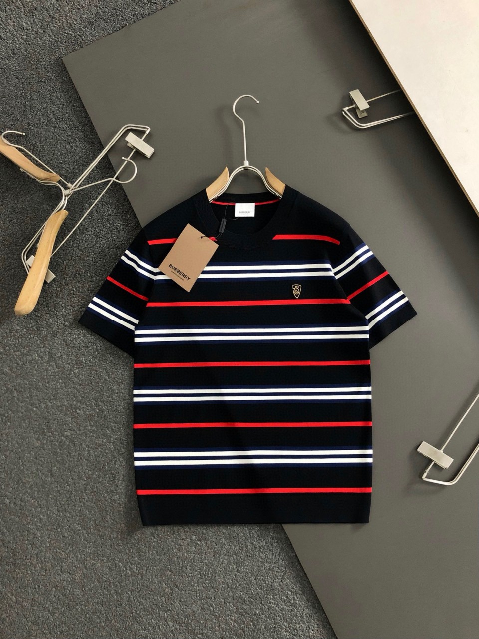 2025SS버버리  스트라이프 자수로고 니트 라운드 국내배송