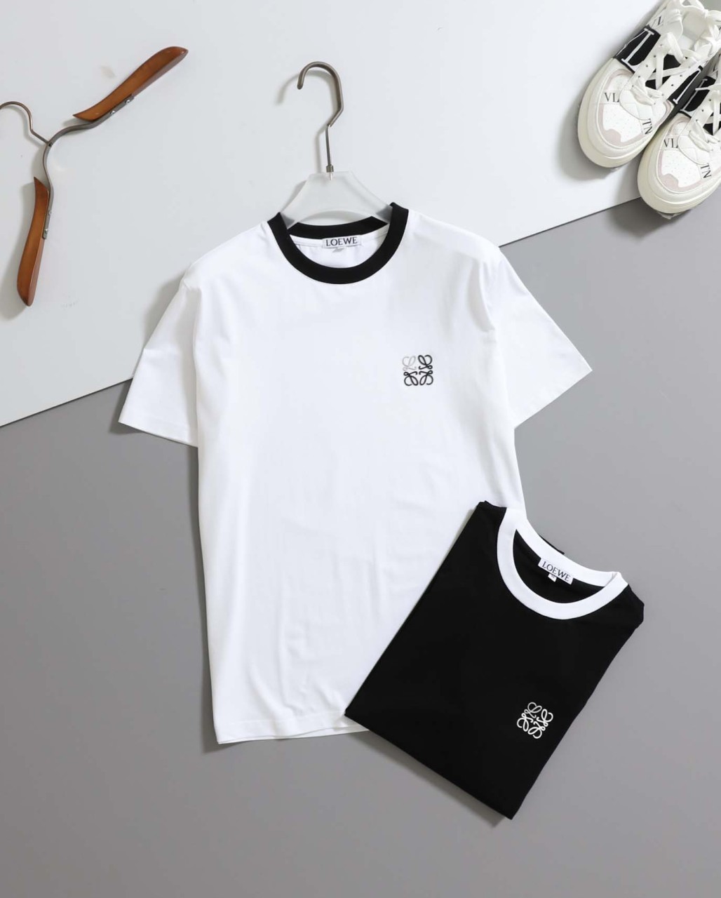 로에베 수입 아나그램 반팔 티셔츠 입고 국내배송