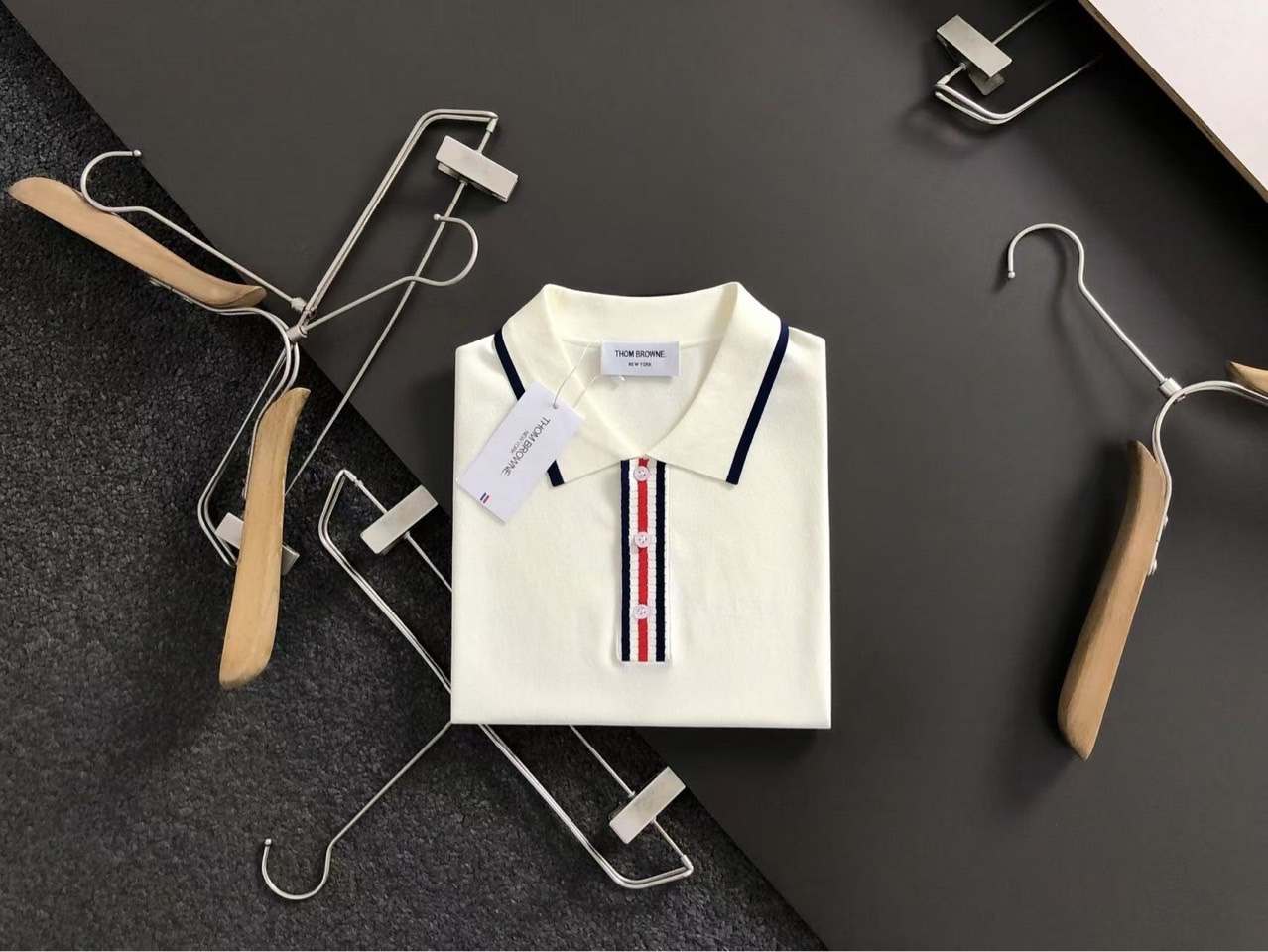 톰브라운 삼선 배색 넥카라 니트 국내배송