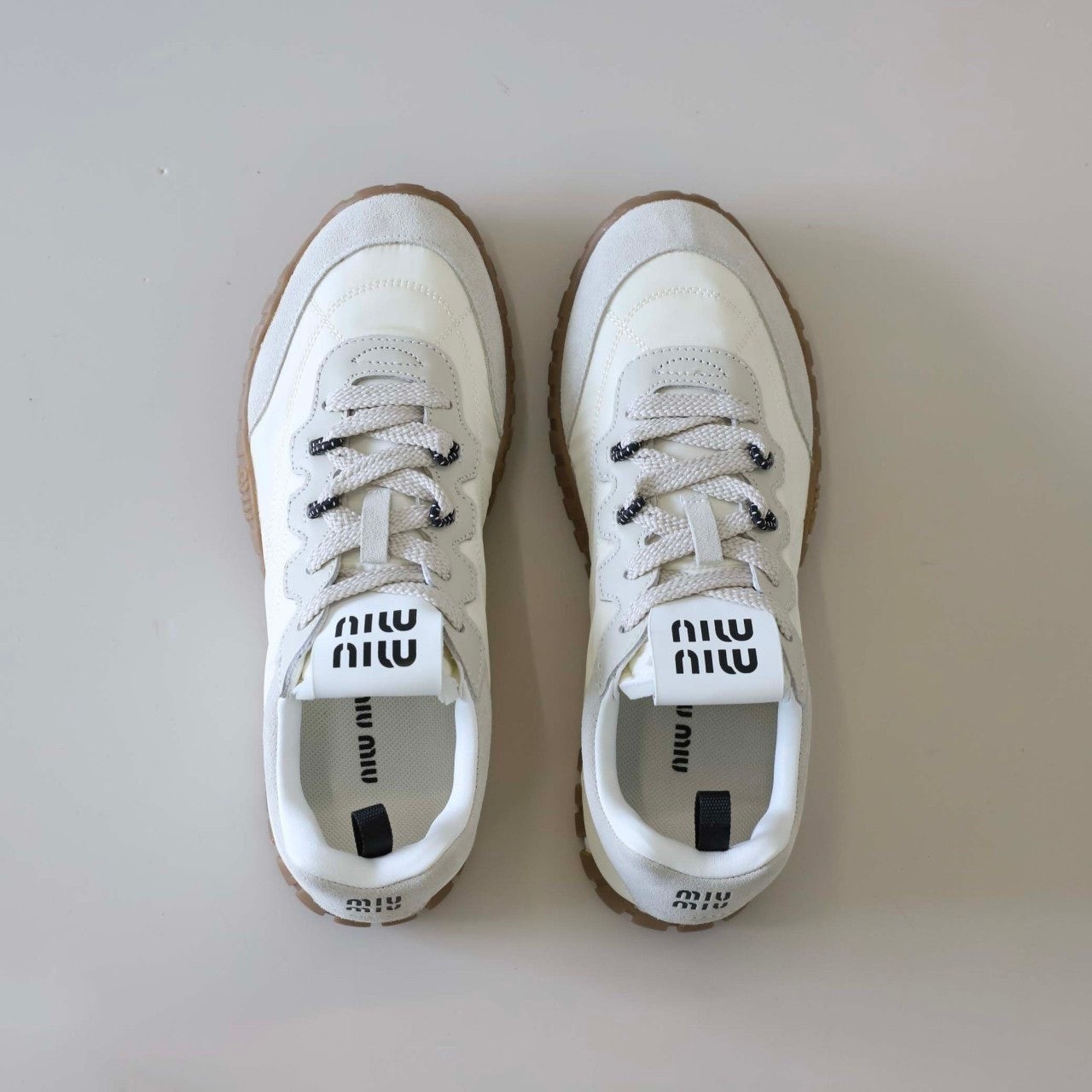미우미우  수입 타이어 기능성 소재 및 스웨이드 스니커즈 -아이보리- 국내배송