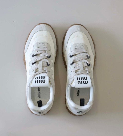 미우미우  수입 타이어 기능성 소재 및 스웨이드 스니커즈 -아이보리- 국내배송