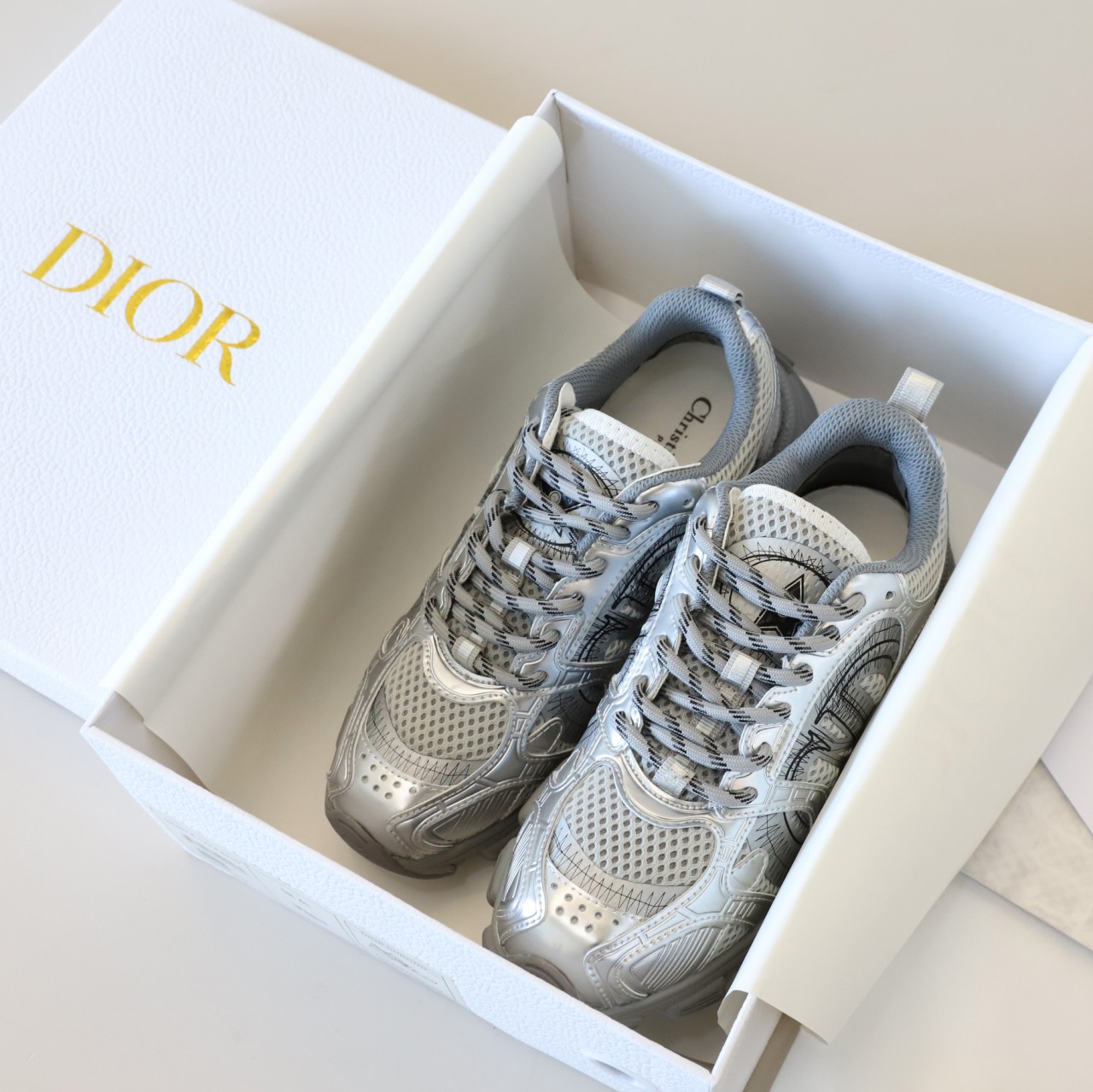 디올 크로노 여성 스니커즈 -그레이실버- 국내배송