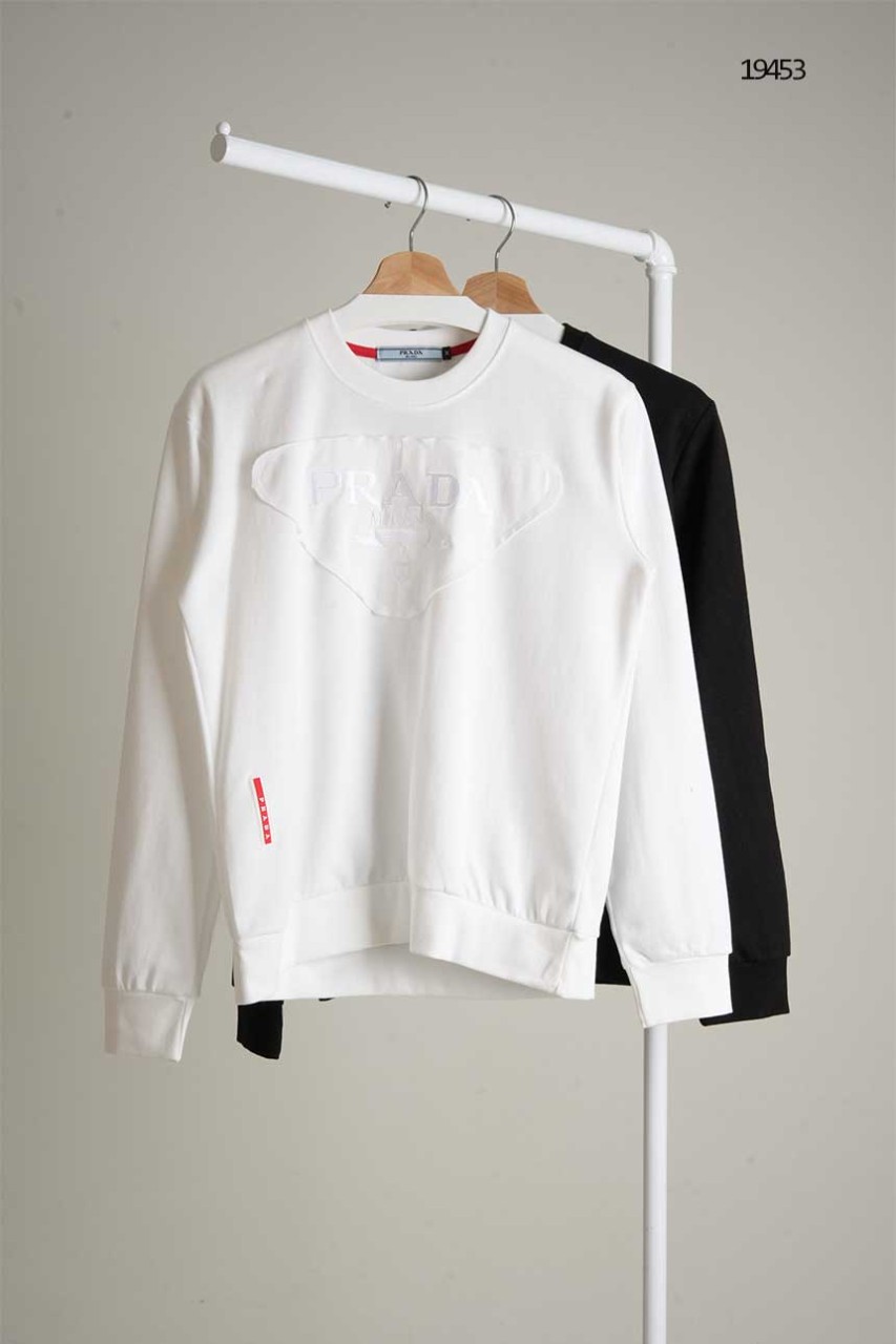 프라다 삼각 빅로고 포인트 맨투맨  국내배송