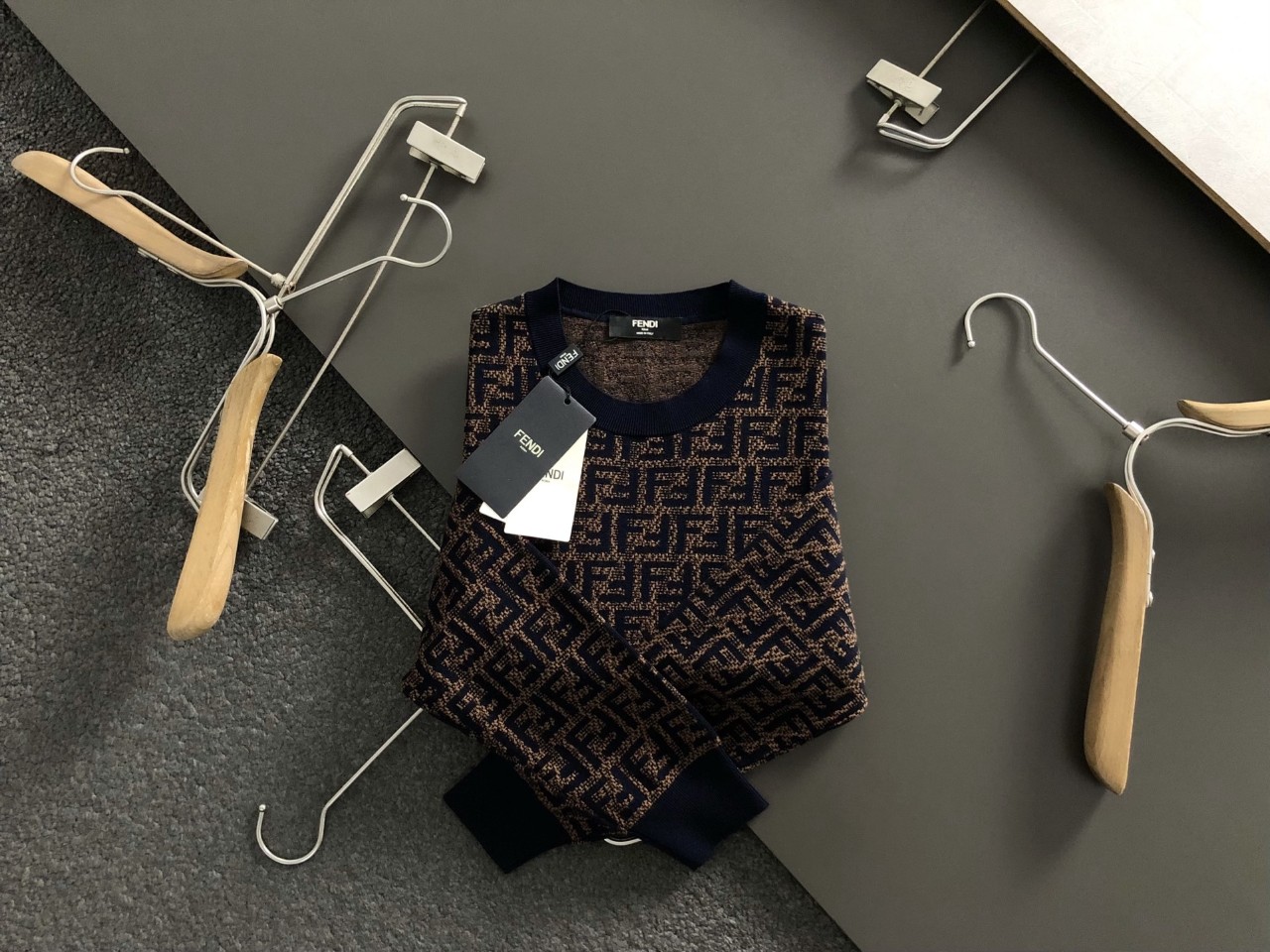 2025FW펜디 신상 자가드로고 울 라운드니트 국내배송