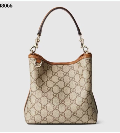 구찌GG 엠블럼 스몰 버킷백 국내배송