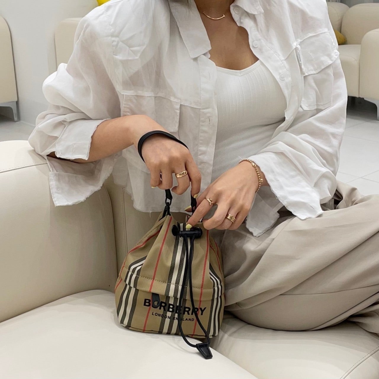 버버리 포이베 드로스트링 파우치 국내배송