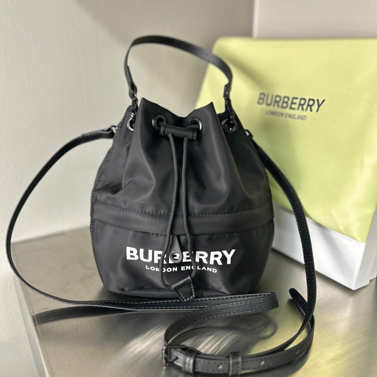 버버리 포이베 드로스트링 파우치 국내배송