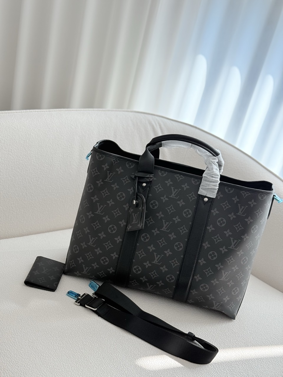 루이비통 타이가 이클립스 위켄드 NM토트백 국내배송