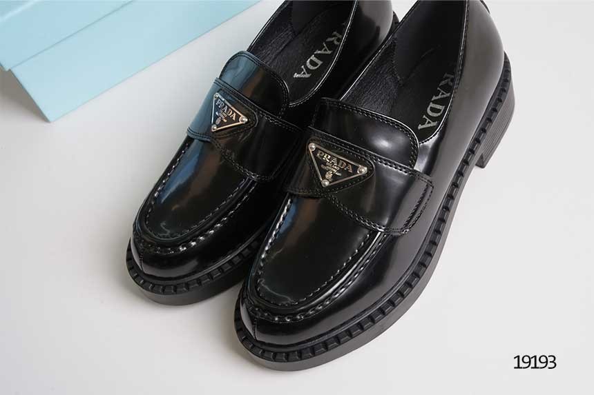 프라다 초콜릿 브러시드 레더 로퍼 국내배송