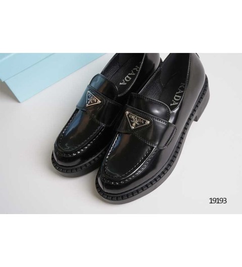 프라다 초콜릿 브러시드 레더 로퍼 국내배송