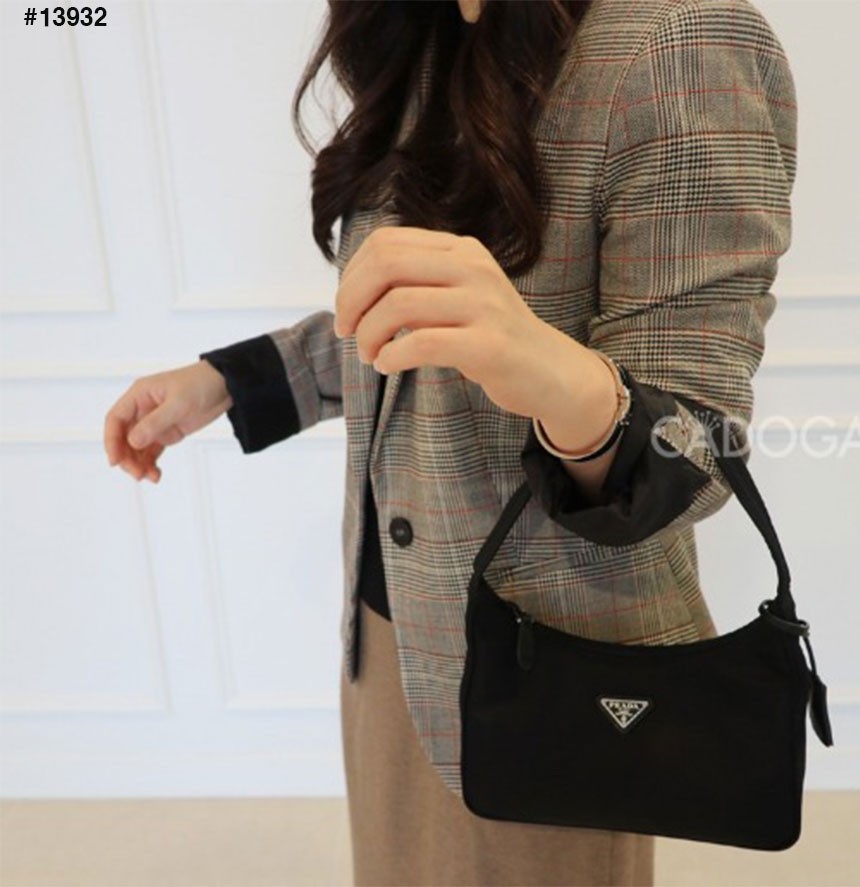 프라다 리에디션 2005 사피아노 호보백  국내배송