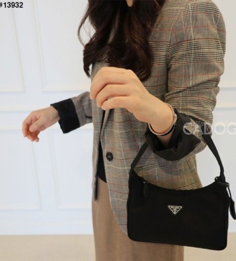 프라다 리에디션 2005 사피아노 호보백  국내배송