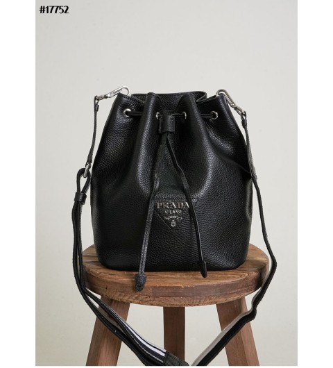 프라다 비텔로 다이노 소프트 레더 버킷 백 국내배송