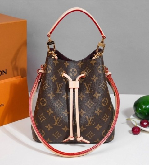 루이비통  네오 노에 BB 국내배송