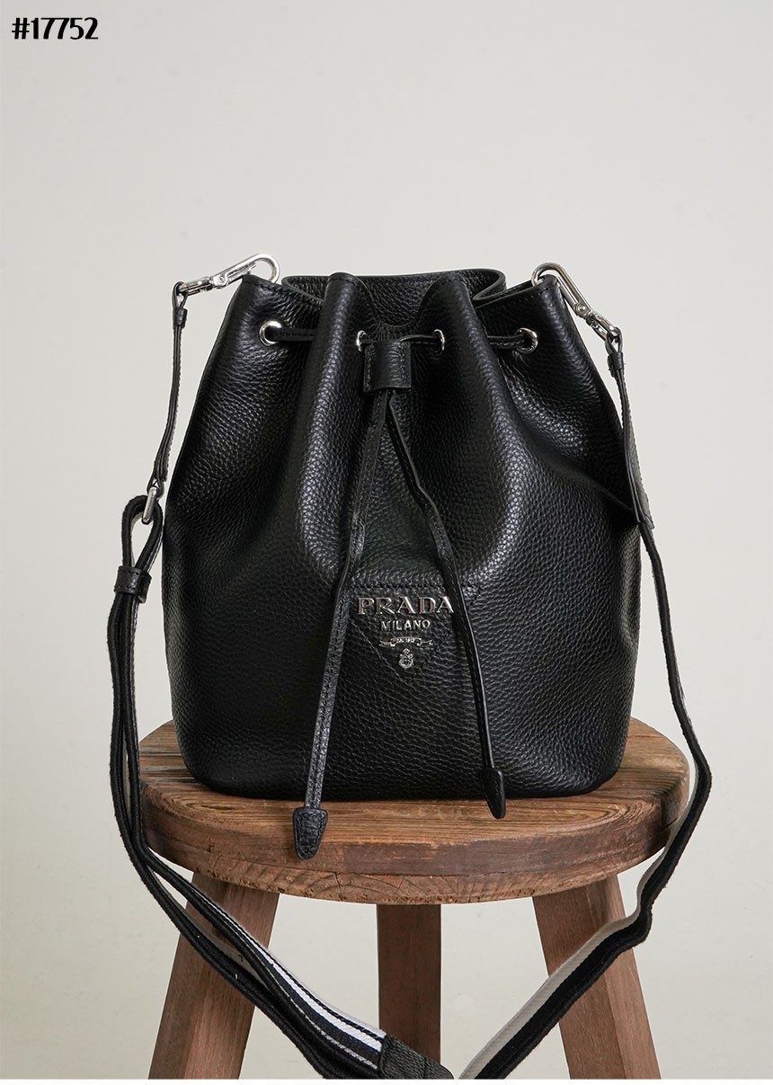 프라다 비텔로 다이노 소프트 레더 버킷 백 국내배송