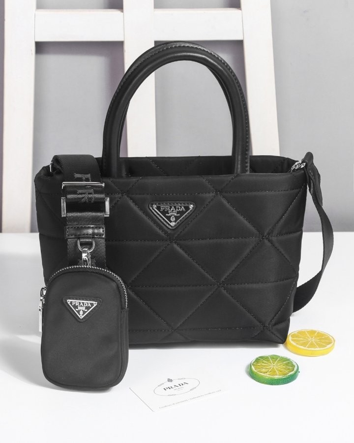 프라다 비텔로 다이노 소프트 레더 버킷 백 국내배송