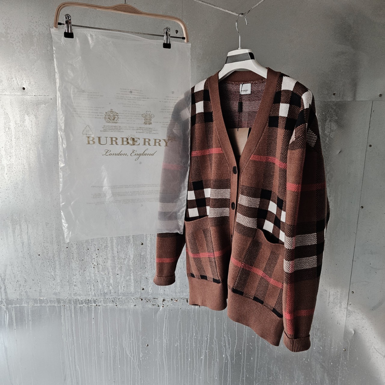 버버리 울 캐시미어 체크 가디건 국내배송