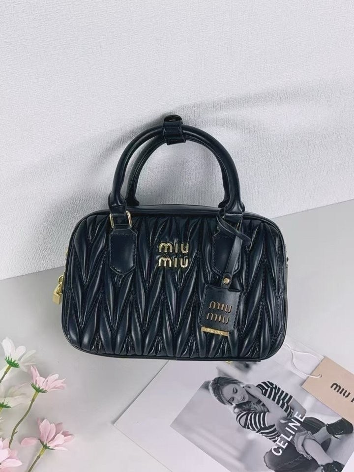 미우미우 아르카디 마테라세백 국내배송