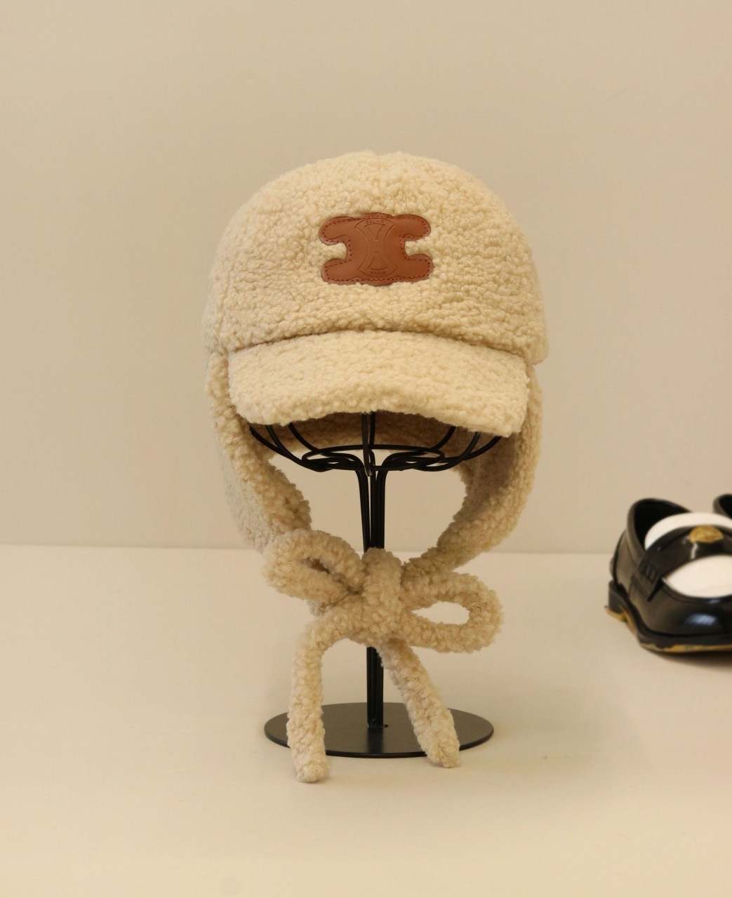 셀린느  트리오페 차프카 이어머크 캡 국내배송