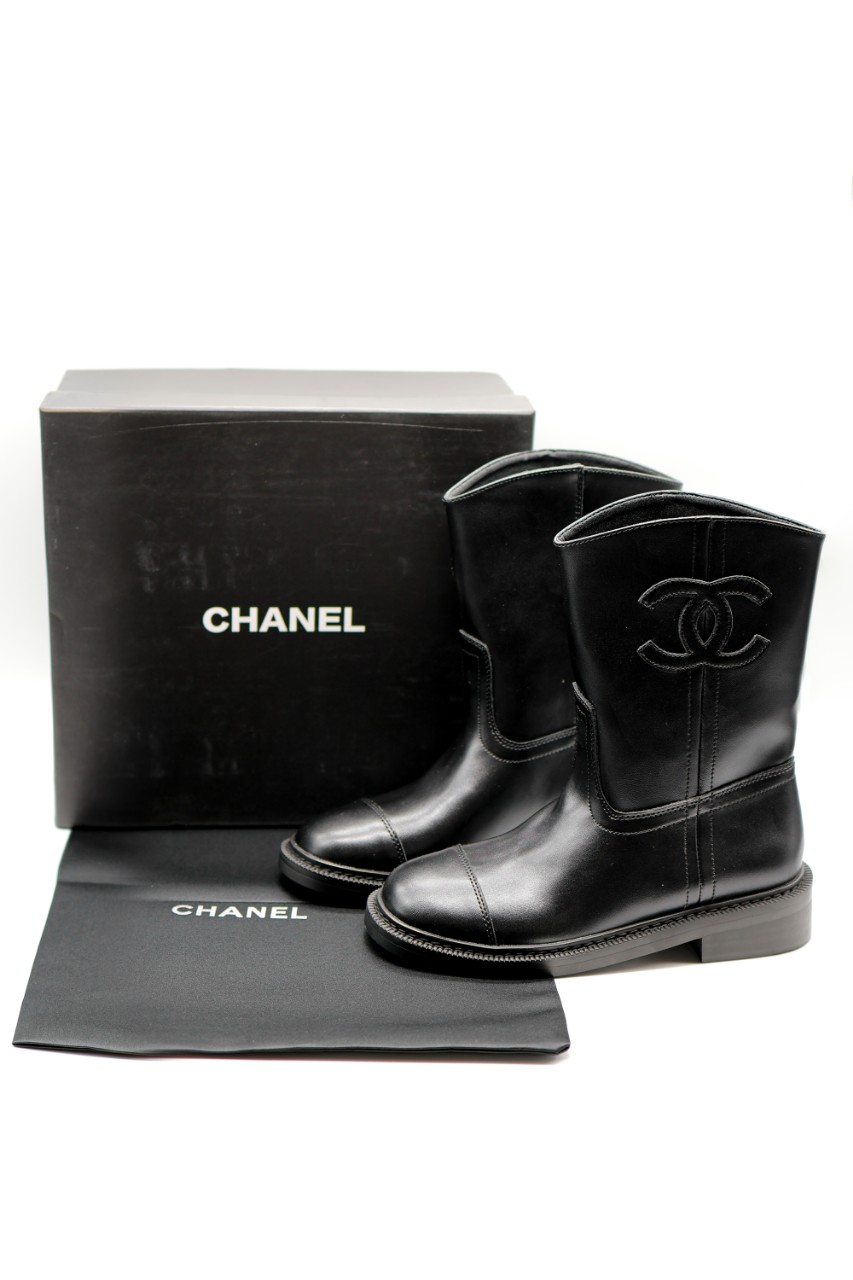 샤넬25FW 레더 앵클 미들 숏 부츠 CC로고 블랙 국내배송