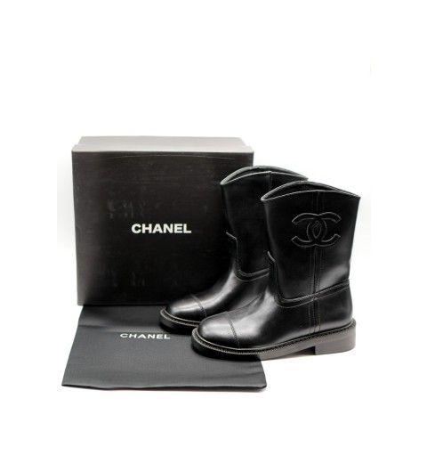 샤넬25FW 레더 앵클 미들 숏 부츠 CC로고 블랙 국내배송