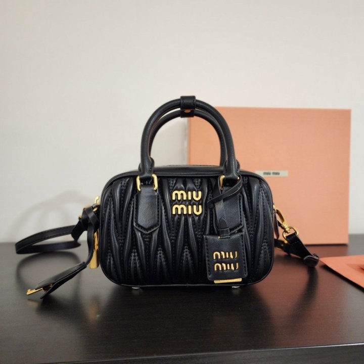 미우미우 아르카디 마테라쎄 가죽 백 국내배송