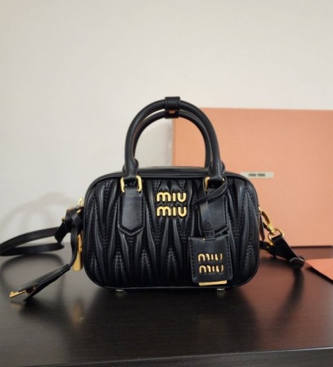 미우미우 아르카디 마테라쎄 가죽 백 국내배송