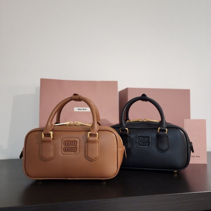 미우미우 아르카디 가죽 백 (볼링백) 국내배송