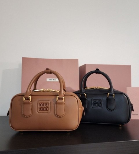 미우미우 아르카디 가죽 백 (볼링백) 국내배송