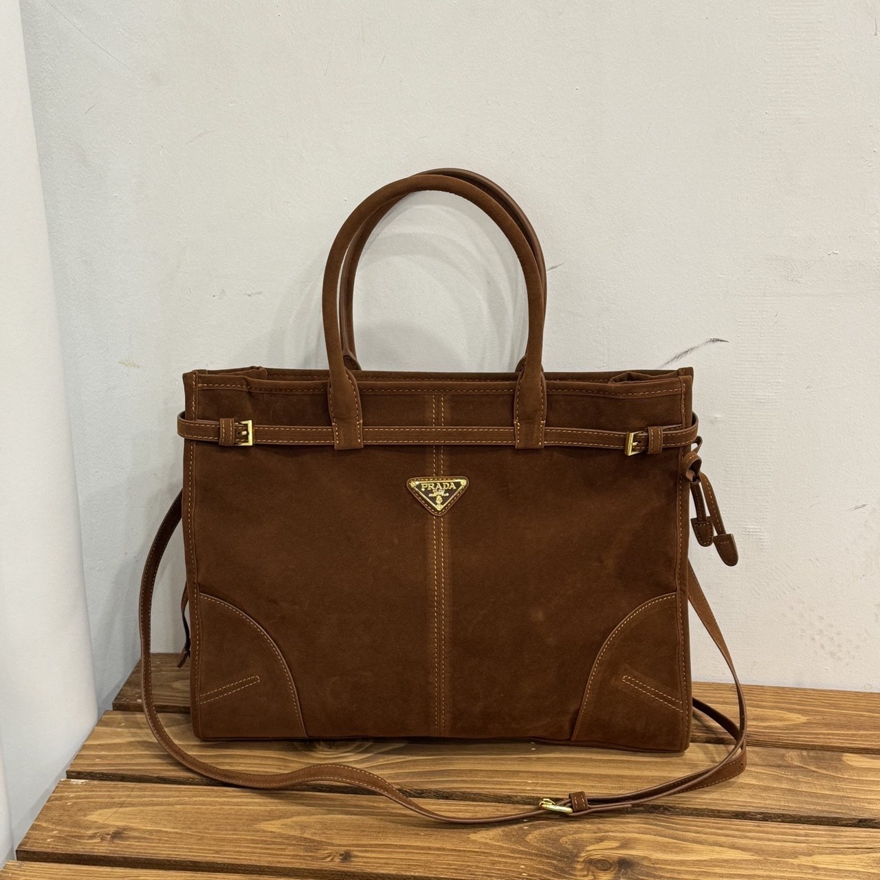 프라다 스웨이드 토트백  국내배송