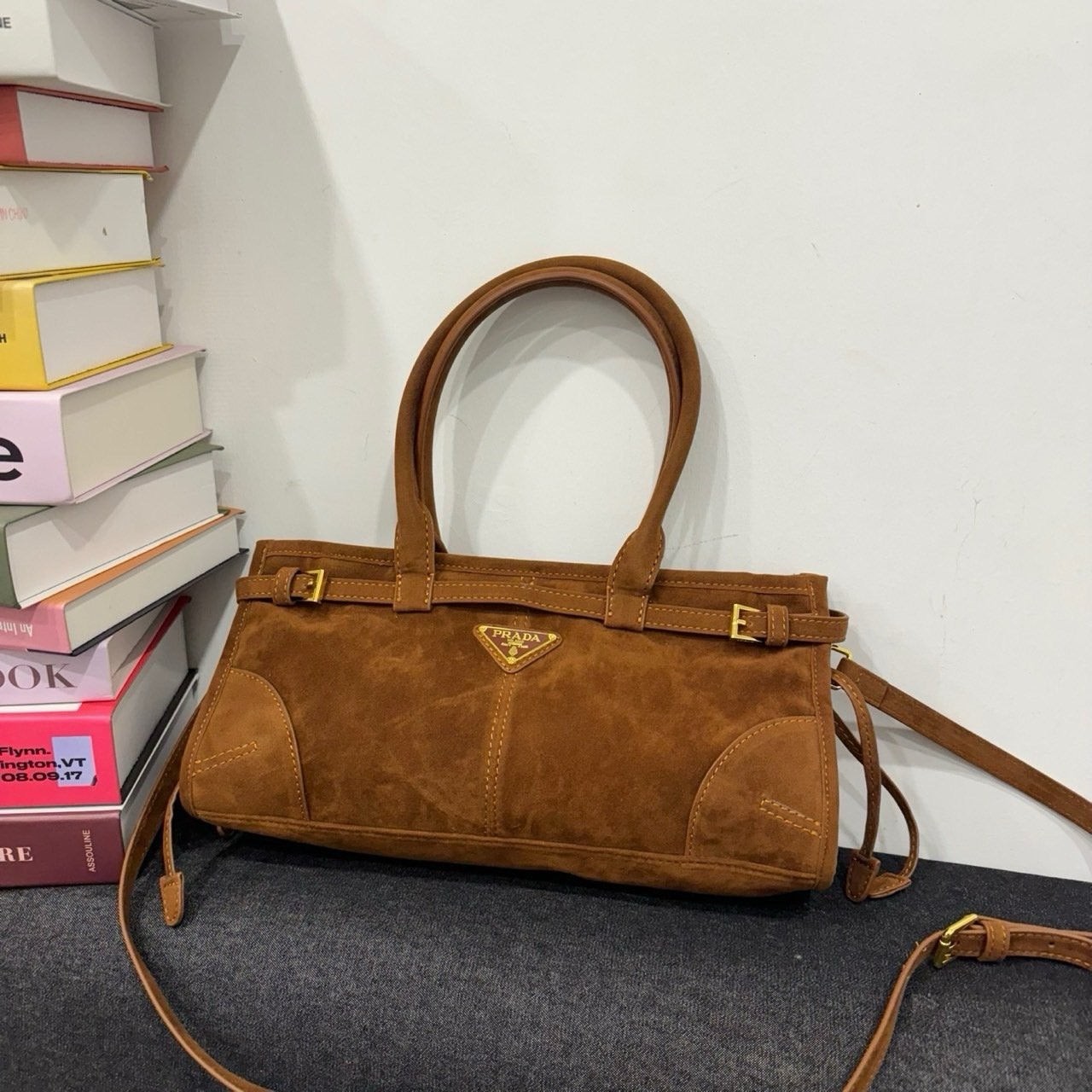 프라다 미디엄 스웨이드 핸드백  국내배송