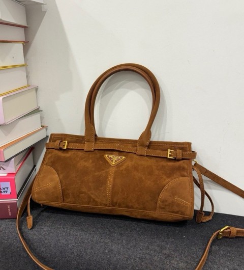 프라다 미디엄 스웨이드 핸드백  국내배송