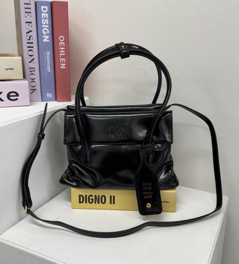 미우미우 솔리테어 광택 가죽백 국내배송