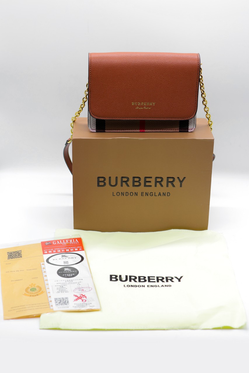 버버리 햄프셔 체인 미니 크로스백 (매장판) 국내배송