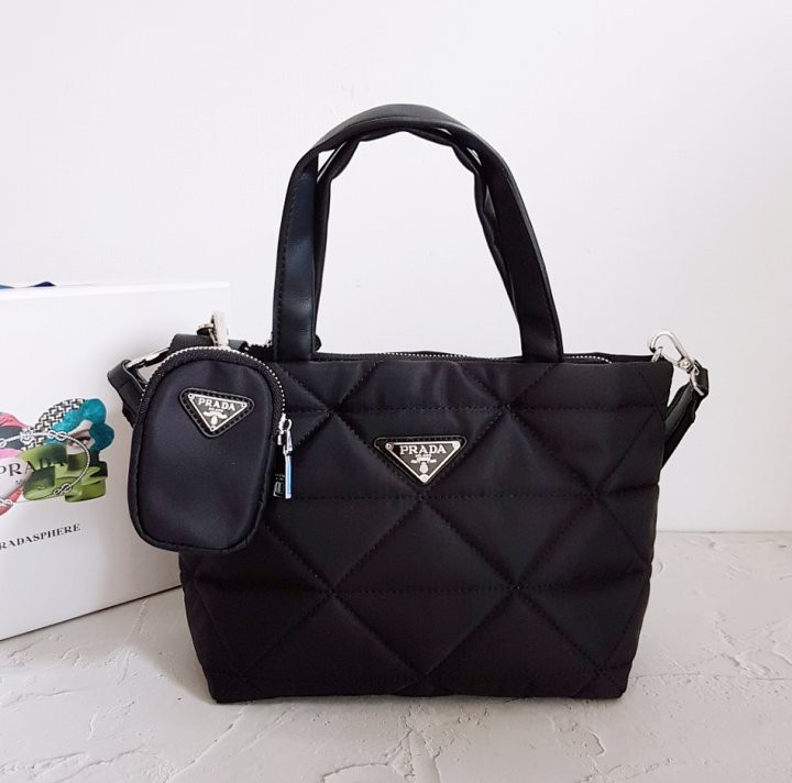 프라다 리나일론 나파 트라이앵글 퀼팅 패딩 더블 핸들 지퍼 포켓 토트 국내배송