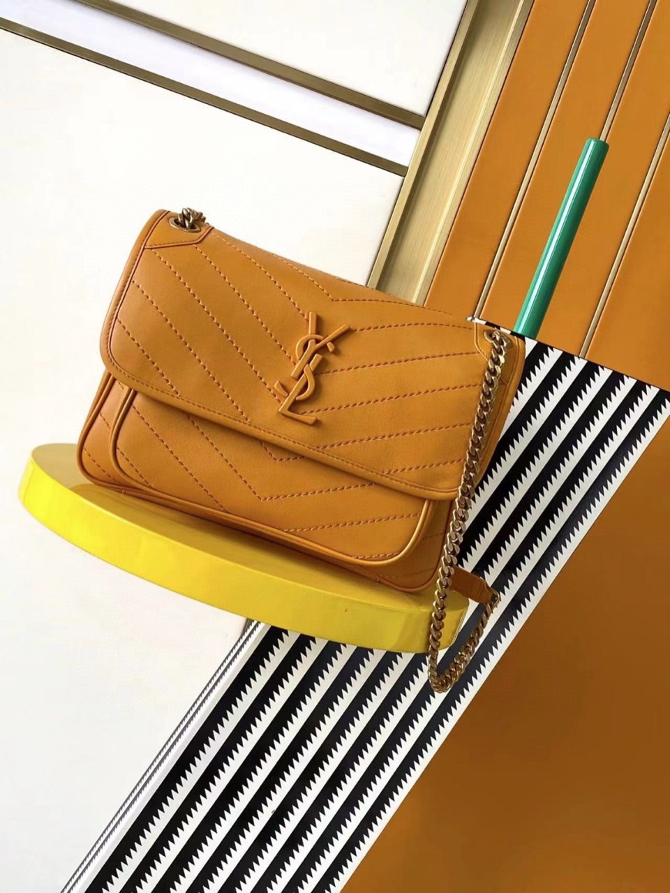 TT 810 입생로랑 가방 해외배송