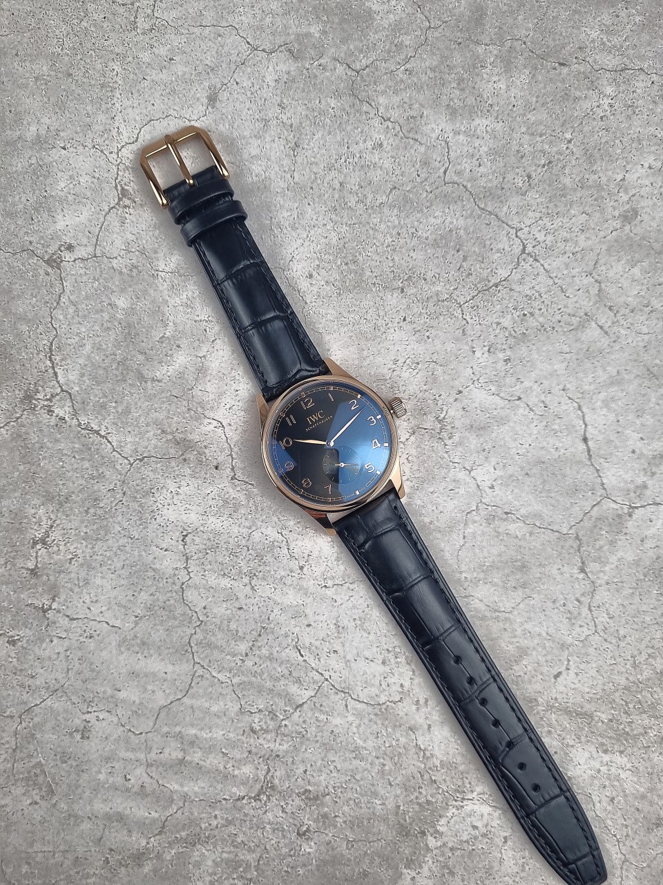 IWC 포르투기저 샤프하우젠 핸드와인드 블랙다이얼 골드 국내배송