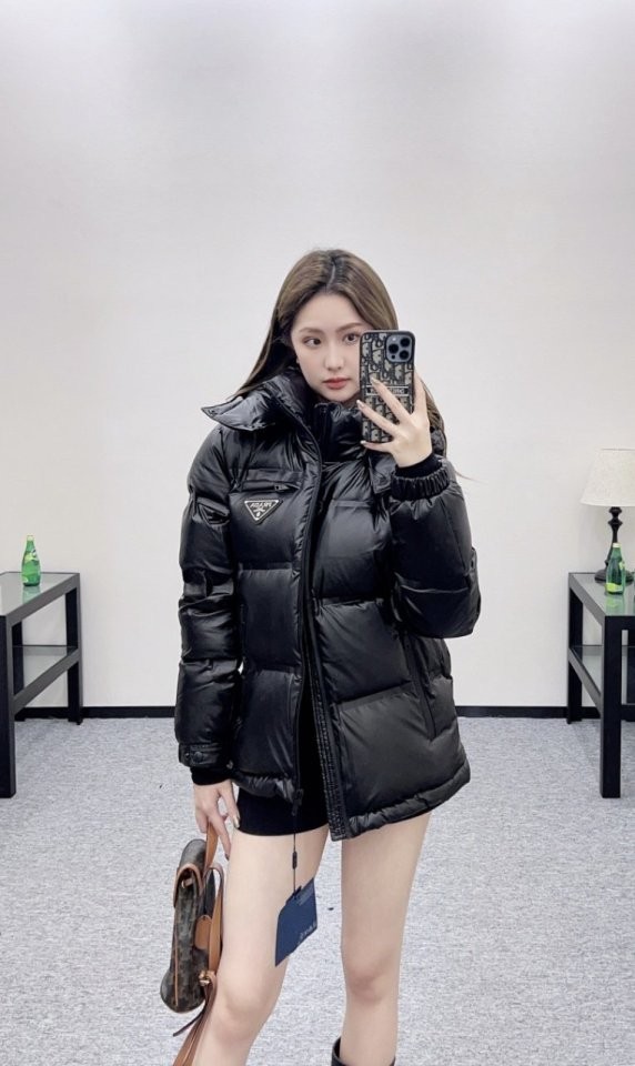 프라다 남여공용 삼각로고패딩 국내배송