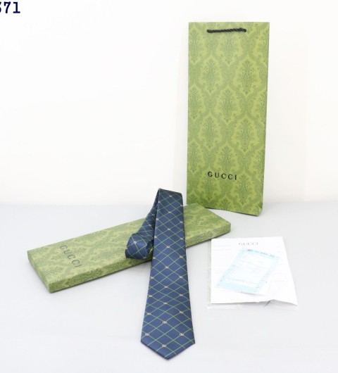 구찌 GG로고 라인 체크 넥타이 국내배송