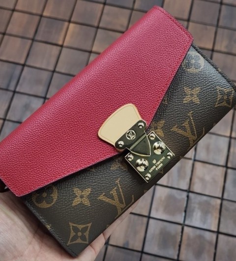 루이비통  팔라스 장지갑 국내배송