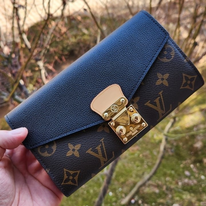 루이비통  팔라스 장지갑 국내배송