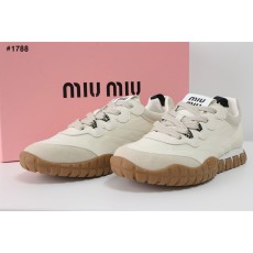 미우미우 타이어 기능성 소재 및 스웨이드 스니커즈 국내배송