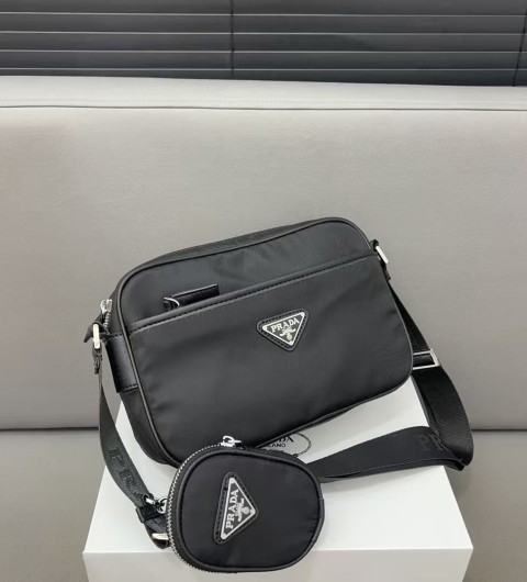 프라다 수입 남성 크로스백 입고 국내배송