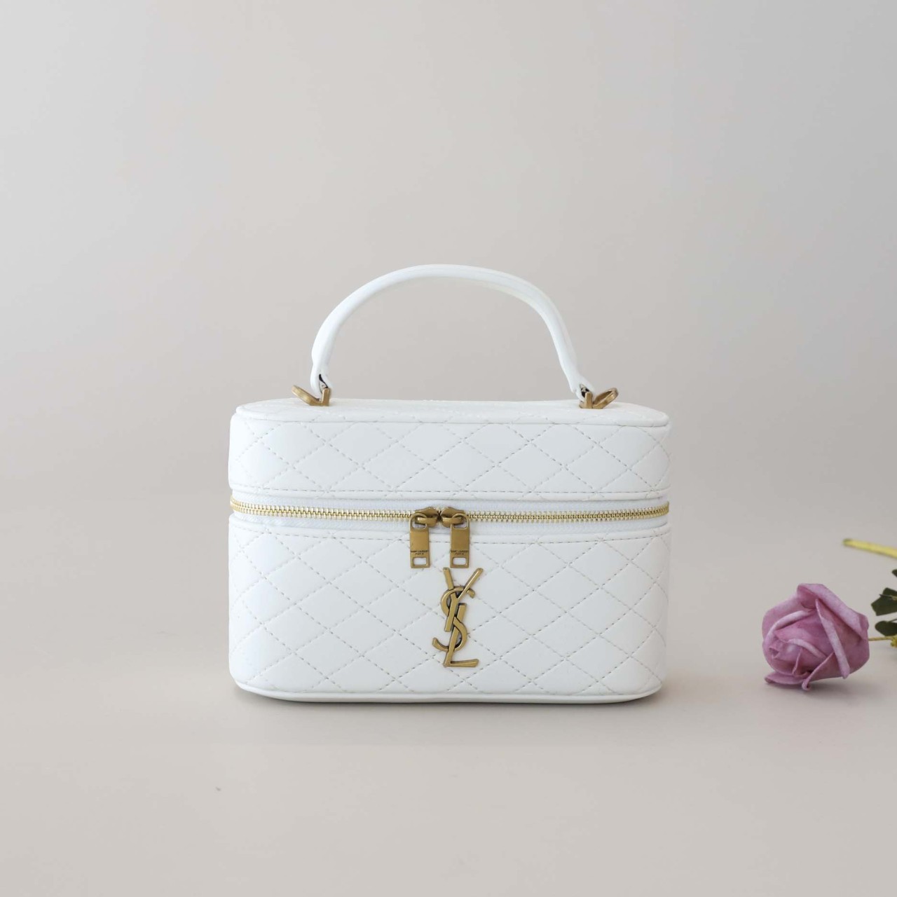 입생로랑 수입 GABY 베니티 백 -화이트-  국내배송