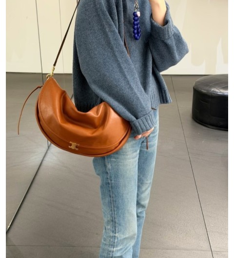 셀린느 하프문 소프트 트리옹프 백 -탠- 국내배송