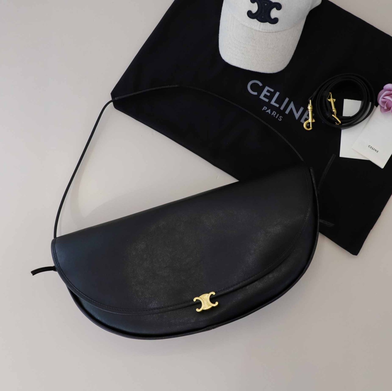 셀린느  하프문 소프트 트리옹프 백 -블랙- 국내배송