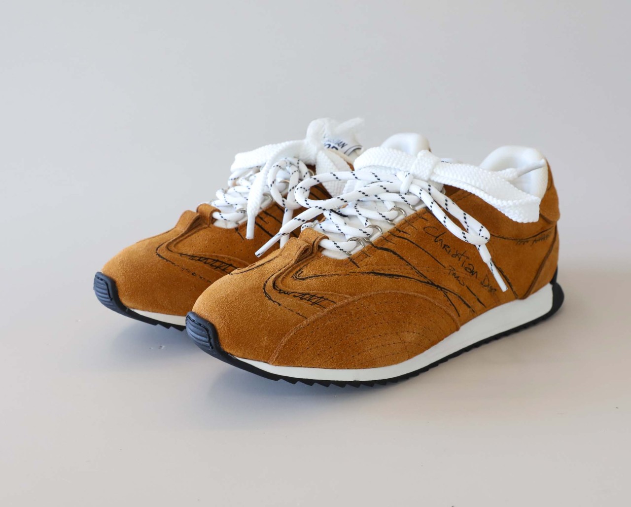 디올수입 헤이즐넛 스웨이드 스니커즈 -단가인하- 국내배송