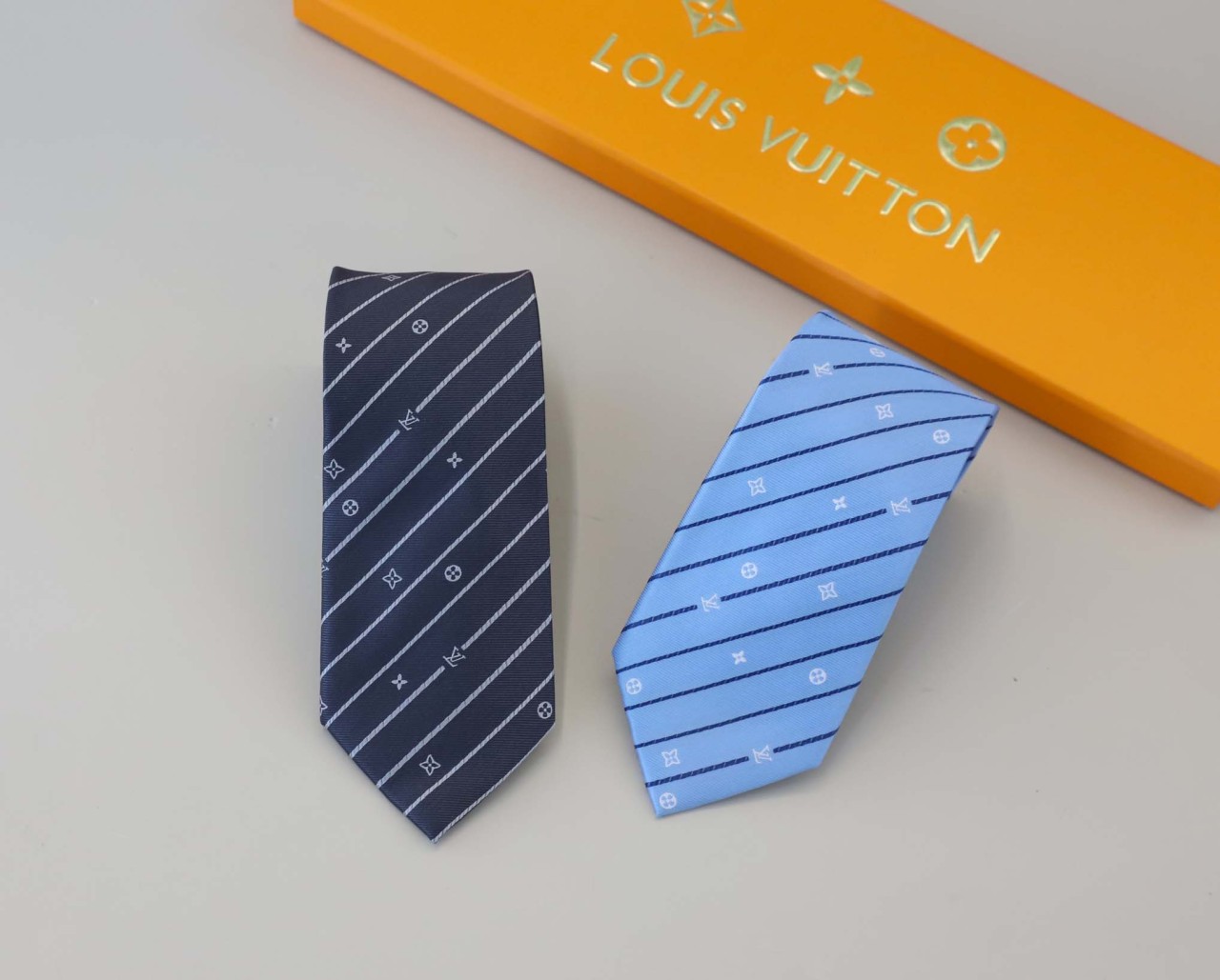루이비통 [ L.V ] 수입 모노그램 핀 스트라이프 타이 국내배송